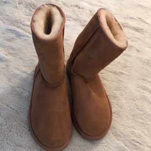 Kids authentic chestnut uggs sz 3